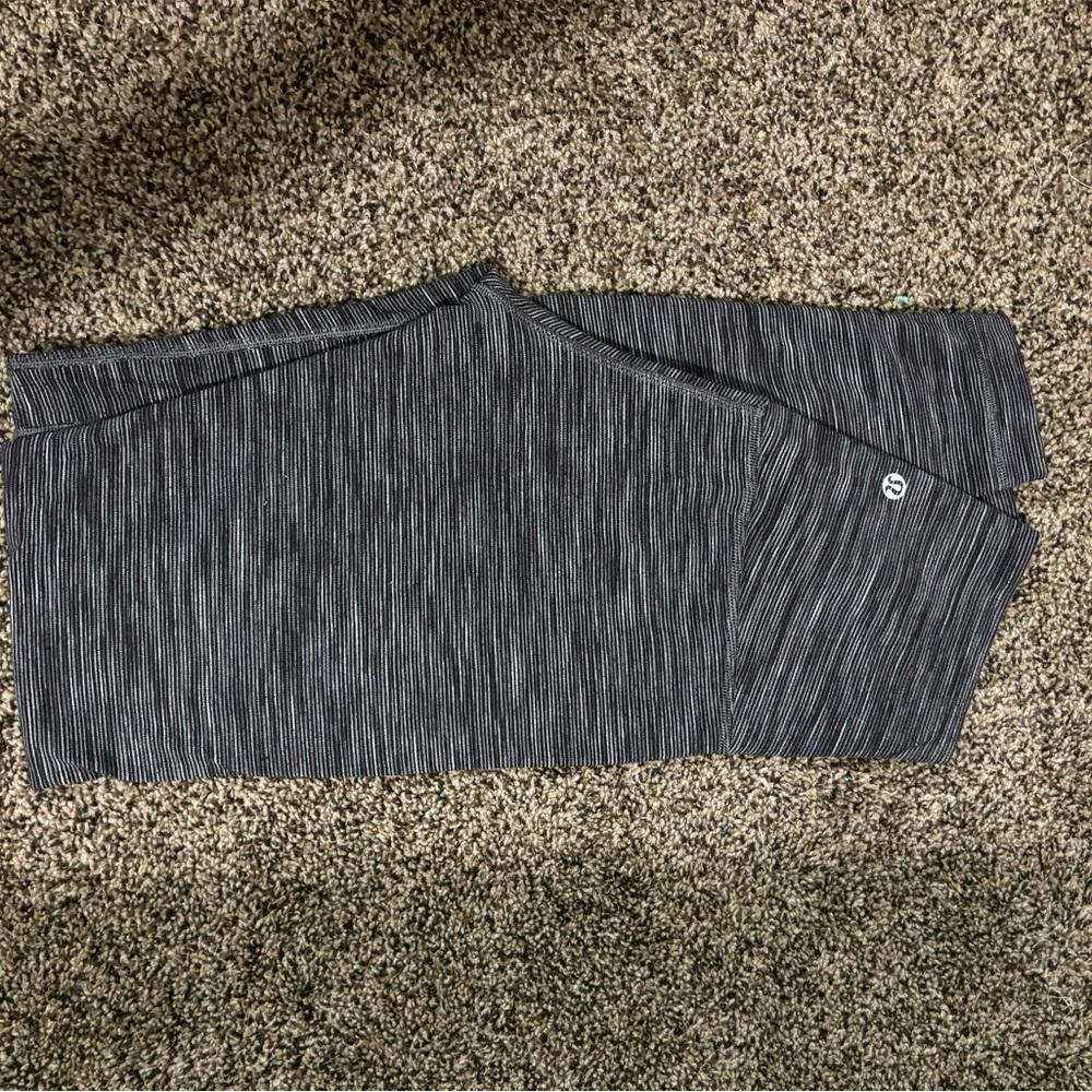 Tethered gray/black Lulu lemon leggings can fit 4-6